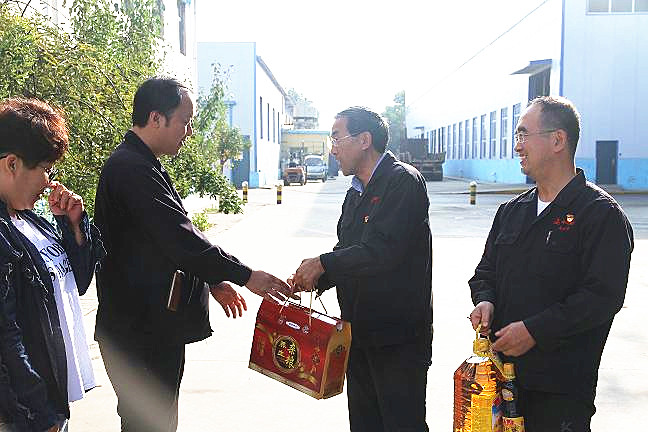 壯麗七十年 禮贊勞動(dòng)者 集團公司工會(huì )國慶前夕慰問(wèn)勞模工匠2.jpg
